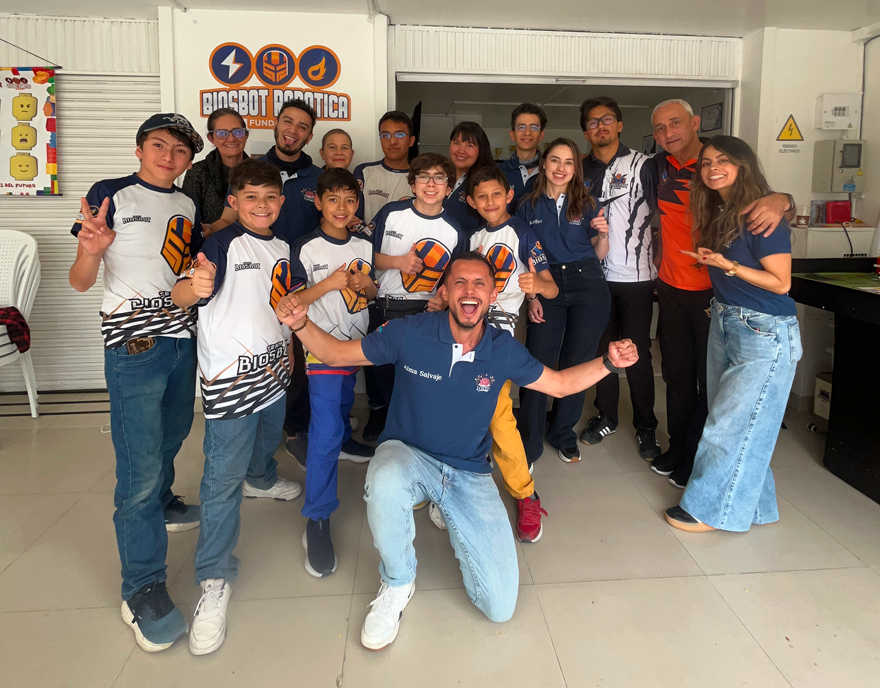 Familia Lotto con niños de Fundación Biosbot